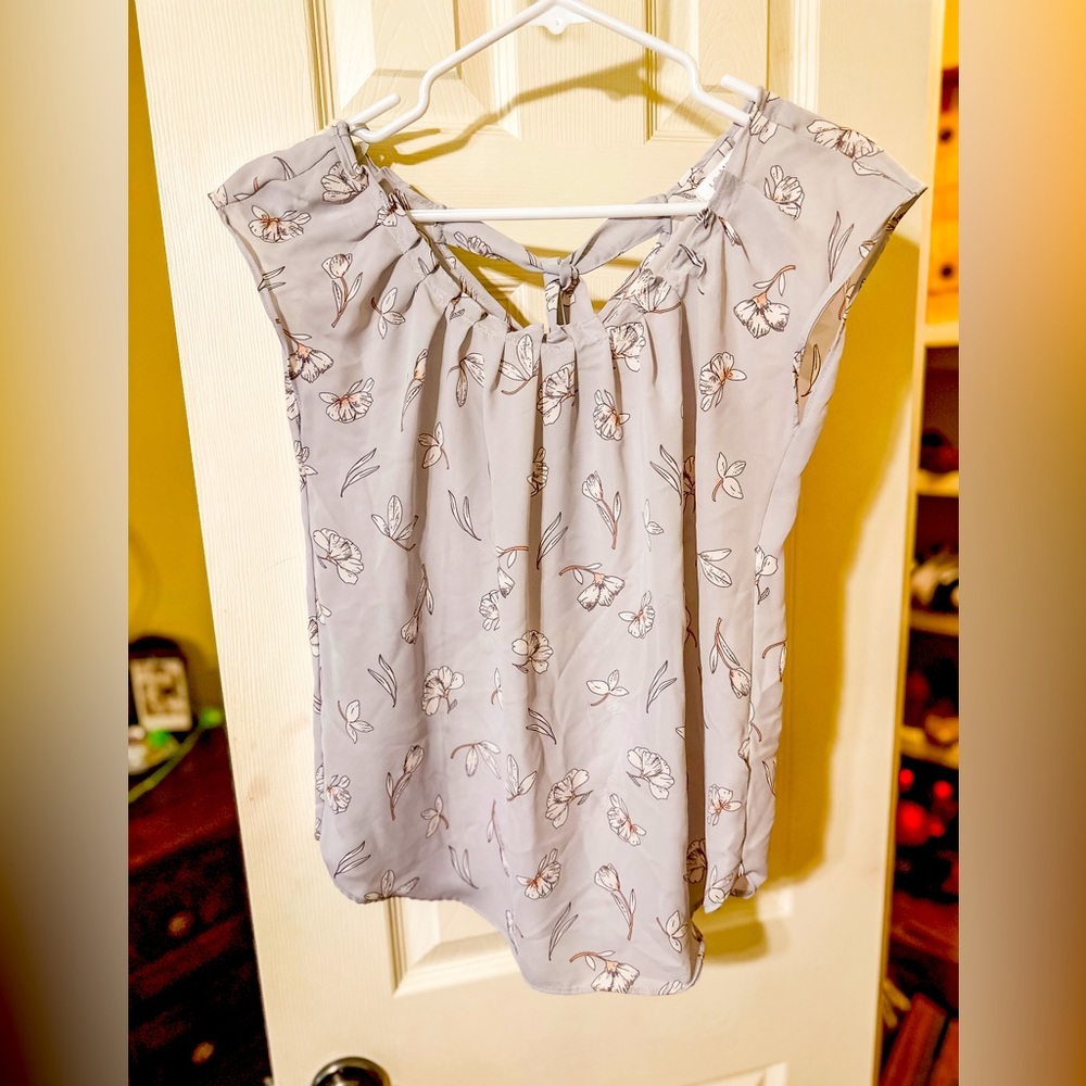 Lauren Conrad XS sleeveless blouse with ruffled collar.